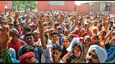 Residents protesting against the Chandigarh administration’s decision to demolish Colony Number 4. (Keshav Singh/HT)