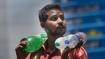 Chennai: A man carries water bottles on a hot summer day, in Chennai, Friday, April 22, 2022. (PTI Photo/R Senthil Kumar)(PTI04_22_2022_000141A) (PTI) Chennai: A man carries water bottles on a hot summer day, in Chennai, Friday, April 22, 2022. (PTI Photo/R Senthil Kumar)(PTI04_22_2022_000141A) (PTI)