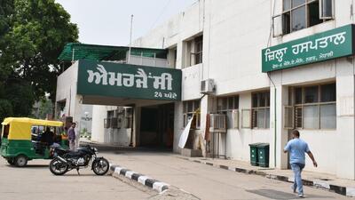 The doctor said she was attending to a critical patient at the Mohali civil hospital’s emergency wing when the men arrived there and created ruckus, before thrashing her. (HT Photo) The doctor said she was attending to a critical patient at the Mohali civil hospital’s emergency wing when the men arrived there and created ruckus, before thrashing her. (HT Photo)