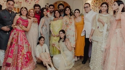 Alia Bhatt, Ranbir Kapoor with his family members. Alia Bhatt, Ranbir Kapoor with his family members.