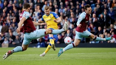 SPremier League - Burnley v Southampton - Turf Moor, Burnley, Britain - April 21, 2022 Southampton's Stuart Armstrong shoots at goal (Action Images via Reuters)
