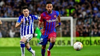 Barcelona's Pierre-Emerick Aubameyang, right, runs for the ball during a Spanish La Liga soccer match between Real Sociedad and FC Barcelona at the Reale Arena stadium in San Sebastian, Spain. (AP)