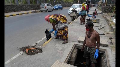 Civic works before monsoon including clearing sewerage channels and keeping city roads free of potholes have been initiated in Navi Mumbai. (BACHCHAN KUMAR/HT PHOTO)