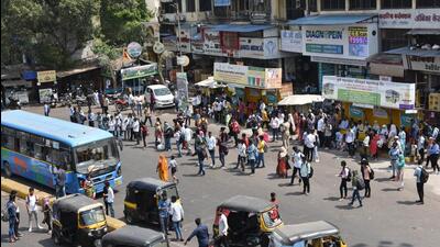 There are 956 contract buses running across Pune and Pimpri-Chinchwad areas with around 600-700 buses daily plying on various routes. (HT PHOTO)