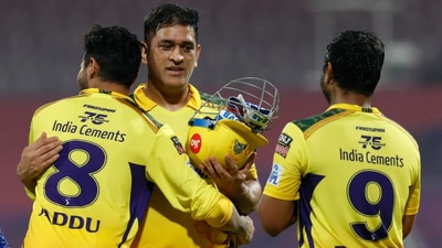 MS Dhoni celebrates with CSK teammates (IPL/BCCI)