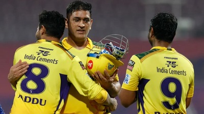 MS Dhoni celebrates with CSK teammates (IPL/BCCI)