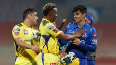 MS Dhoni (L) and Dwayne Bravo with MI's Hrithik Shokeen (R). (IPL 2022) MS Dhoni (L) and Dwayne Bravo with MI's Hrithik Shokeen (R). (IPL 2022)