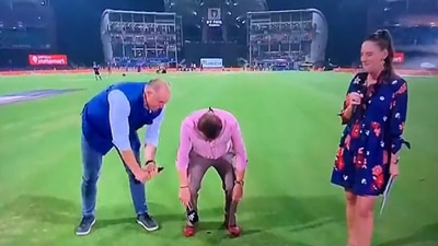 Sunil Gavaskar hails MS Dhoni after IPL