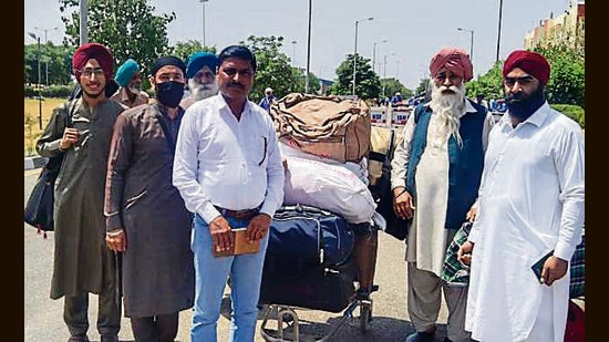 ASikh jatha from Pakistan at the Attari border on Friday. A 48-member Sikh jatha from Pakistan crossed over India through the Attari-Wagah border to attend celebrations of 400th birth anniversary of Guru Teg Bahadur. (HT Photo)