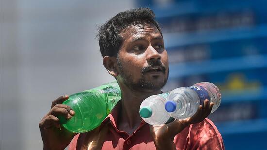Chennai: A man carries water bottles on a hot summer day, in Chennai, Friday, April 22, 2022. (PTI Photo/R Senthil Kumar)(PTI04_22_2022_000141A) (PTI)