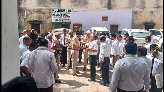 Police officials outside the Sonepat district court where a 43-year-old man was shot dead by bike-borne miscreants on Friday. (Manoj Shaka/HT)
