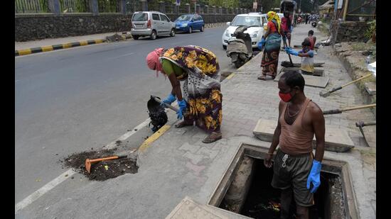 Civic works before monsoon including clearing sewerage channels and keeping city roads free of potholes have been initiated in Navi Mumbai. (BACHCHAN KUMAR/HT PHOTO)