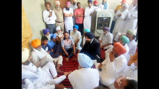 Sidhu demands compensation, govt jobs for families of deceased farmers in Punjab (HT)