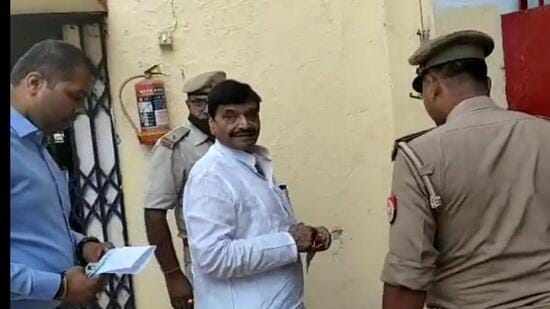 Pragatisheel Samajwadi Party-Lohia chief Shivpal Yadav on his way to meeting senior Samajwadi Party leader Azam Khan in Sitapur jail on Friday. (HT PHOTO)