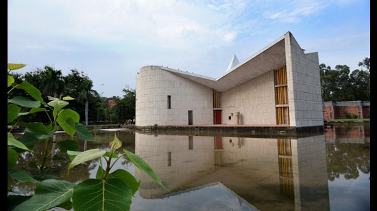 Following a meeting with the student bodies of Panjab University, the charges for regular meal for boys were reduced from <span class='webrupee'>₹</span>40 to <span class='webrupee'>₹</span>39 for girls from <span class='webrupee'>₹</span>38.50 to <span class='webrupee'>₹</span>37.50. (HT File)