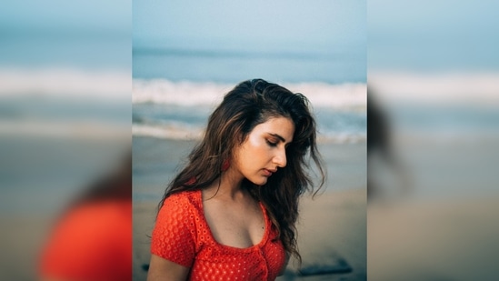 Fatima Sana Shaikh picked this comfy yet stylish fit for her outing at the beach. The no makeup look added more charm to her overall look.(Instagram/@lakshetamodgil)