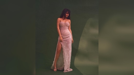 Fatima Sana Shaikh flaunted her toned body as she struck some stunning poses for the camera.(Instagram/@fatimasanashaikh)