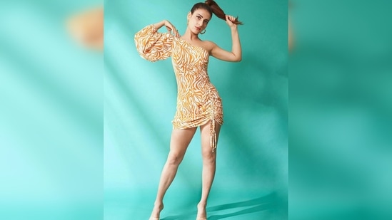 Fatima Sana Shaikh teamed her look with square toe clear strap stilettoes.(Instagram/@fatimasanashaikh)