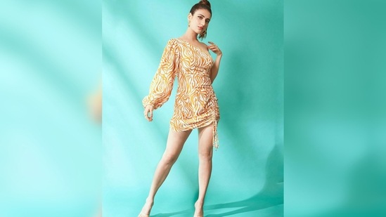 Fatima Sana Shaikh tied her hair in a neat high ponytail and struck a stunning pose holding it with one hand and placing the other on her shoulder.(Instagram/@fatimasanashaikh)