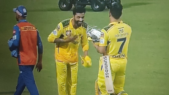 Ravindra Jadeja's reaction after MS Dhoni finishes off match against MI(Suresh Raina/Twitter)