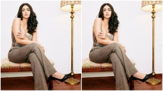 Assisted by hairstylist Deepali Dilip Deokar, Mrunal wore her tresses in wavy curls with a middle part as she posed for the pictures.(Instagram/@mrunalthakur)