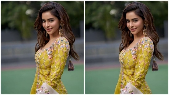 Aamna played muse to fashion designer house Tamanna Punjabi Kapoor and picked an ethnic ensemble for the pictures.(Instagram/@aamnasharifofficial)