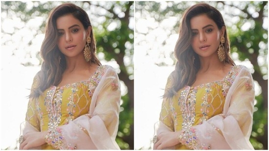 In golden statement earrings from the shelves of Tyaani Fine Jewellery, Aamna accessorised her look to perfection.(Instagram/@aamnasharifofficial)