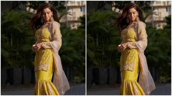 Here’s a sun kissed picture of Aamna in the ethnic ensemble, looking stunning as ever.(Instagram/@aamnasharifofficial)