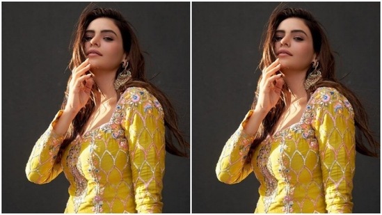Styled by fashion stylist Pranita Shetty, Aamna wore her tresses open in straight locks with a side part.(Instagram/@aamnasharifofficial)