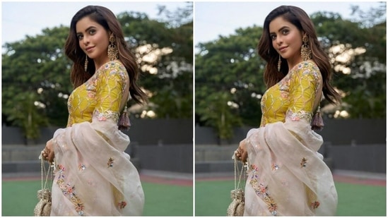 Assisted by makeup artist Mukesh Patil, Aamna decked up in mascara-laden eyelashes, drawn eyebrows, contoured cheeks and a shade of nude lipstick.(Instagram/@aamnasharifofficial)