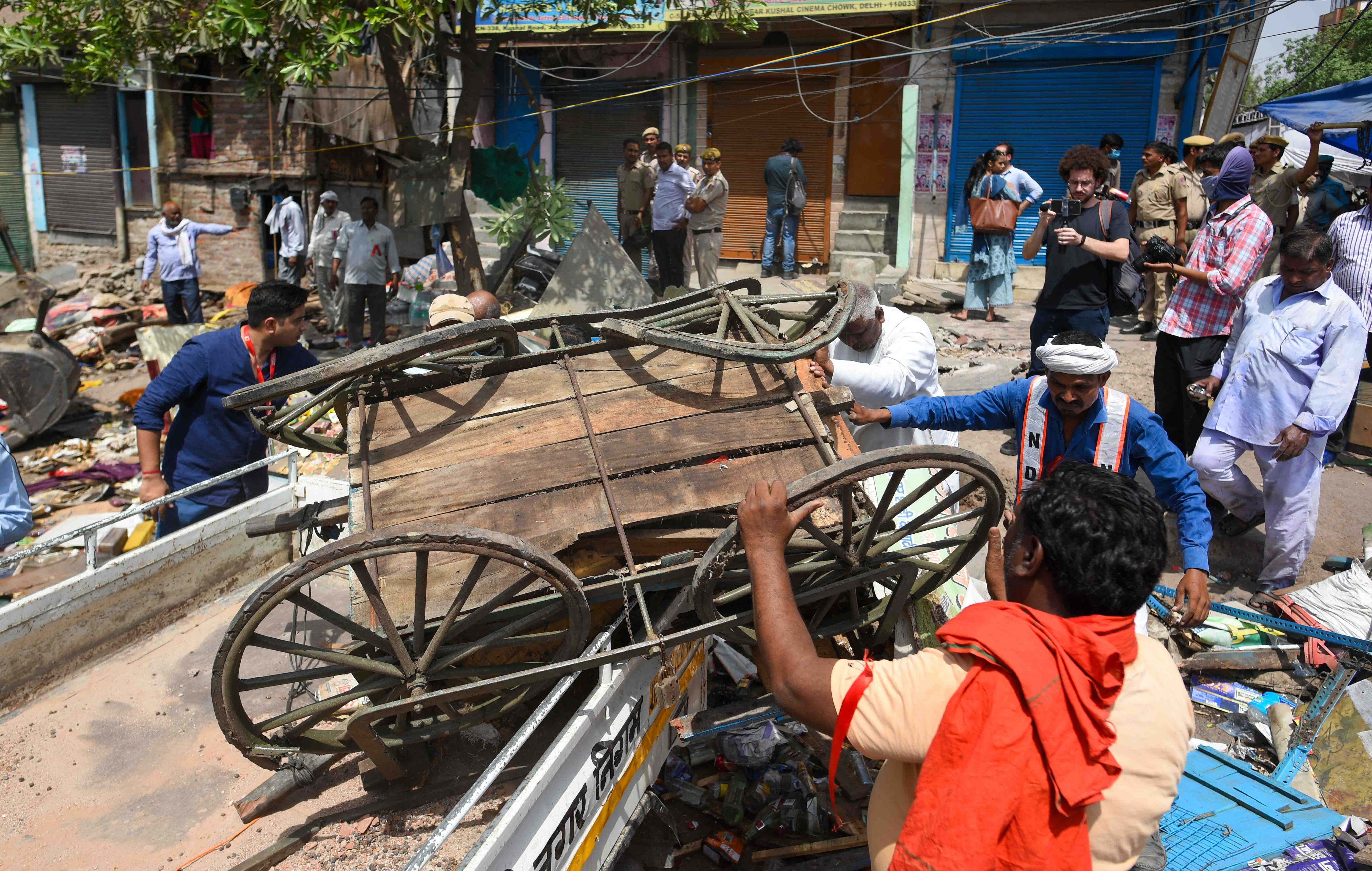 North Delhi Municipal Corporation workers during the anti-encroachment drive in Jahangirpuri, New Delhi, on April 20, 2022. (Amal KS/HT Photo)