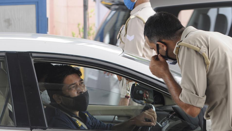 The Delhi Disaster Management Authority (DDMA) on Wednesday decided to reintroduce the mask mandate, which was lifted on April 2 this year, when Covid-19 infections and the test positivity rate appeared to be falling back to record lows. (HT Photo/Sunil Ghosh) The Delhi Disaster Management Authority (DDMA) on Wednesday decided to reintroduce the mask mandate, which was lifted on April 2 this year, when Covid-19 infections and the test positivity rate appeared to be falling back to record lows. (HT Photo/Sunil Ghosh)