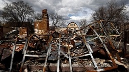 Os restos de uma casa, que moradores dizem ter sido destruída por bombardeios russos, em meio à invasão russa da Ucrânia, em Borodyanka, região de Kiev.