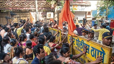Police officials stop Shiv Sena workers as they break the barricades and try to enter the residential complex of independent MLA Ravi Rana and MP Navneet Rana at Khar, in response to their challenge of reciting Hanuman Chalisa on the loudspeaker outside CM Uddhav Thackeray's bungalow Matoshree in Mumbai (Pratik Chorge/HT PHOTO)