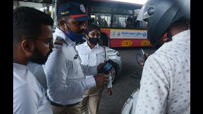 Thane traffic police educating a motorist about traffic rules and the need to adhere to them. (PRAFUL GANGURDE/HT PHOTO)