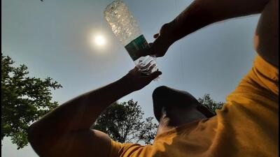 A man hydrates himself with a bottle of water on a sunny day. Navi Mumbai Municipal Corporation has reported a 10% rise in paediatric cases as temperature soars and schools open for physical classes. (PRAFUL GANGURDE/HT PHOTO) A man hydrates himself with a bottle of water on a sunny day. Navi Mumbai Municipal Corporation has reported a 10% rise in paediatric cases as temperature soars and schools open for physical classes. (PRAFUL GANGURDE/HT PHOTO)