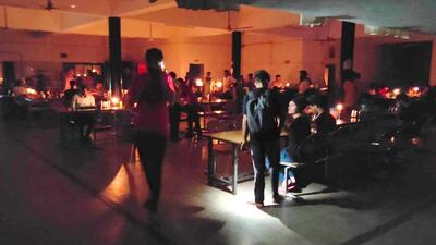 Panjab University’s hostellers eating dinner amid the power outage in Chandigarh on Tuesday night. (HT Photo) Panjab University’s hostellers eating dinner amid the power outage in Chandigarh on Tuesday night. (HT Photo)