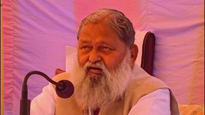 Haryana home and health minister Anil Vij on Saturday met the agitating employees of the National Health Mission in Ambala Cantonment. (HT Photo)