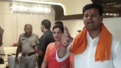 Police officials arrive at the residence of independent MLA Ravi Rana and his wife MP Navneet Rana to arrest them for creating law and order situation by violating prohibitory orders, at Khar, Mumbai, on Saturday (Video screen grab) Police officials arrive at the residence of independent MLA Ravi Rana and his wife MP Navneet Rana to arrest them for creating law and order situation by violating prohibitory orders, at Khar, Mumbai, on Saturday (Video screen grab)