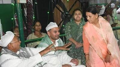 Bihar chief minister Nitish Kumar attended opposition leader Tejashwi Prasad Yadav’s Iftar party on Friday, generating lot of curiosity in political circles. (Santosh Kumar/HT Photo) Bihar chief minister Nitish Kumar attended opposition leader Tejashwi Prasad Yadav’s Iftar party on Friday, generating lot of curiosity in political circles. (Santosh Kumar/HT Photo)