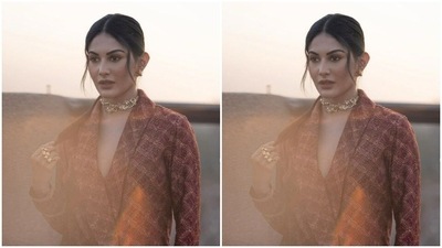 Amyra wore a long maroon blazer with white pattens all over and zari details at the sleeves. She paired it with a pair of formal trousers of the same print. In shiny black stilettos, she completed her look. (Instagram/@amyradastur93)