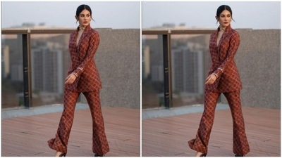 Amyra accessorised her look with golden choker, golden ear studs and multiple golden rings from the shelves of Minerali Store. (Instagram/@amyradastur93)