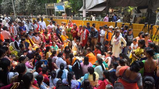 Shiv Sena workers sit outside Matoshree, Uddhav Thackeray’s residence , after MLA Ravi Rana and MP Navneet Rana said they will recite Hanuman Chalisa outside the chief minister’s house. (HT Photo/Satish Bate) Shiv Sena workers sit outside Matoshree, Uddhav Thackeray’s residence , after MLA Ravi Rana and MP Navneet Rana said they will recite Hanuman Chalisa outside the chief minister’s house. (HT Photo/Satish Bate)