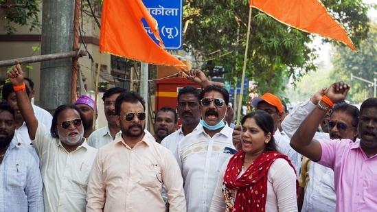 Mumbai, Apr 22 (ANI): Shiv Sena supporters protest against Independent MLA from Badnera Ravi Rana's alleged statement that he will do the Hanuman Chalisa path outside the residence of Maharashtra Chief Minister Uddhav Thackeray, in Mumbai.&nbsp;(Deepak Salvi )