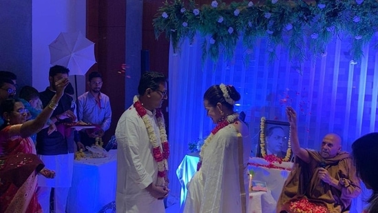 Das Paar tauschte in einer einfachen Zeremonie Girlanden aus, im Hintergrund war ein Porträt der Dalit-Ikone BR Ambedkar zu sehen.  (Twitter @VinodJakharIN)