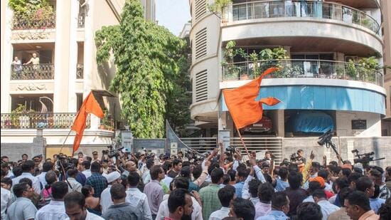 Mumbai police officers stop Shiv Sena workers from trying to break the barricades and enter independent MLA Ravi Rana and MP Navneet Rana’s house at Khar (HT Photo/Pratik Chorge) Mumbai police officers stop Shiv Sena workers from trying to break the barricades and enter independent MLA Ravi Rana and MP Navneet Rana’s house at Khar (HT Photo/Pratik Chorge)