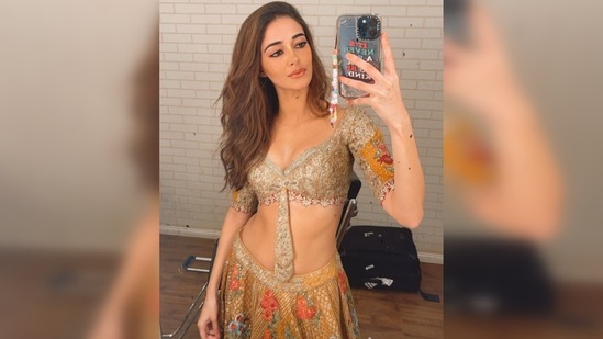 Sharing a slew of photos, Ananya Panday captioned her post, "Kesariya tera ishq hai piyaaaa." This is the lyrics to the song 'Kesariya' from Ranbir Kapoor and Alia Bhatt's film Brahmastra.(Instagram/@ananyapanday)