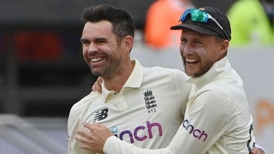 James Anderson (L) and Joe Root. (Getty )