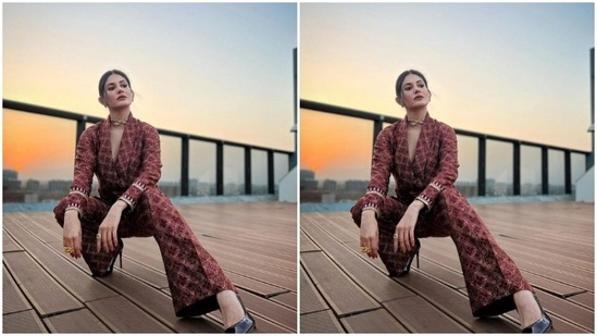 Amyra played muse to fashion designer Drishti and Zahabia and picked a maroon pantsuit for the pictures.(Instagram/@amyradastur93)