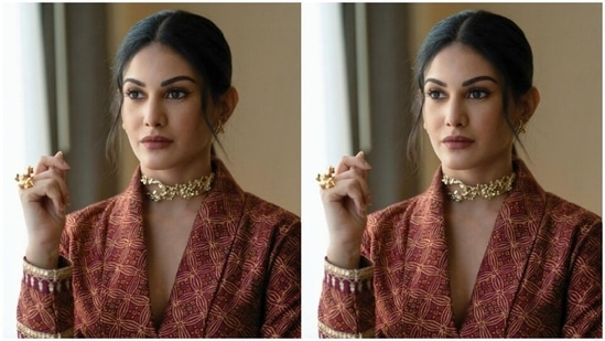 Styled by fashion stylist Malvika Tater, Amyra tied her tresses at the back with a middle part and decked up in nude eyeshadow, black eyeliner, mascara-laden eyelashes, black kohl, drawn eyebrows, contoured cheeks and a shade of maroon lipstick.(Instagram/@amyradastur93)